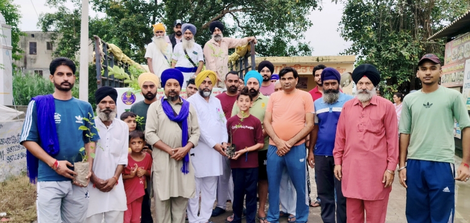 ਗੁਰੂ ਨਾਨਕ ਚੈਰੀਟੇਬਲ ਡਿਸਪੈਂਸਰੀ ਅਤੇ ਲੈਬੋਰਟਰੀ ਪਿੰਡ ਨਰੂੜ ਦੇ ਸਹਿਯੋਗ ਨਾਲ ਗਰੀਬ ਦਾ ਮੂੰਹ, ਗੁਰੂ ਦੀ ਗੋਲਕ ਸੰਸਥਾ ਅਜਨੋਹਾ ਵਲੋਂ ਪੰਜ ਬੂਟੇ ਮੋਟਰ ਤੇ ਮੁਹਿੰਮ ਤਹਿਤ ਬੂਟਿਆਂ ਦਾ ਲੰਗਰ ਪਿੰਡ ਬਘਾਣਾ ਵਿਖੇ ਲਗਾਇਆ ਗਿਆ- ਖਾਲਸਾ ਅਜਨੋਹਾ